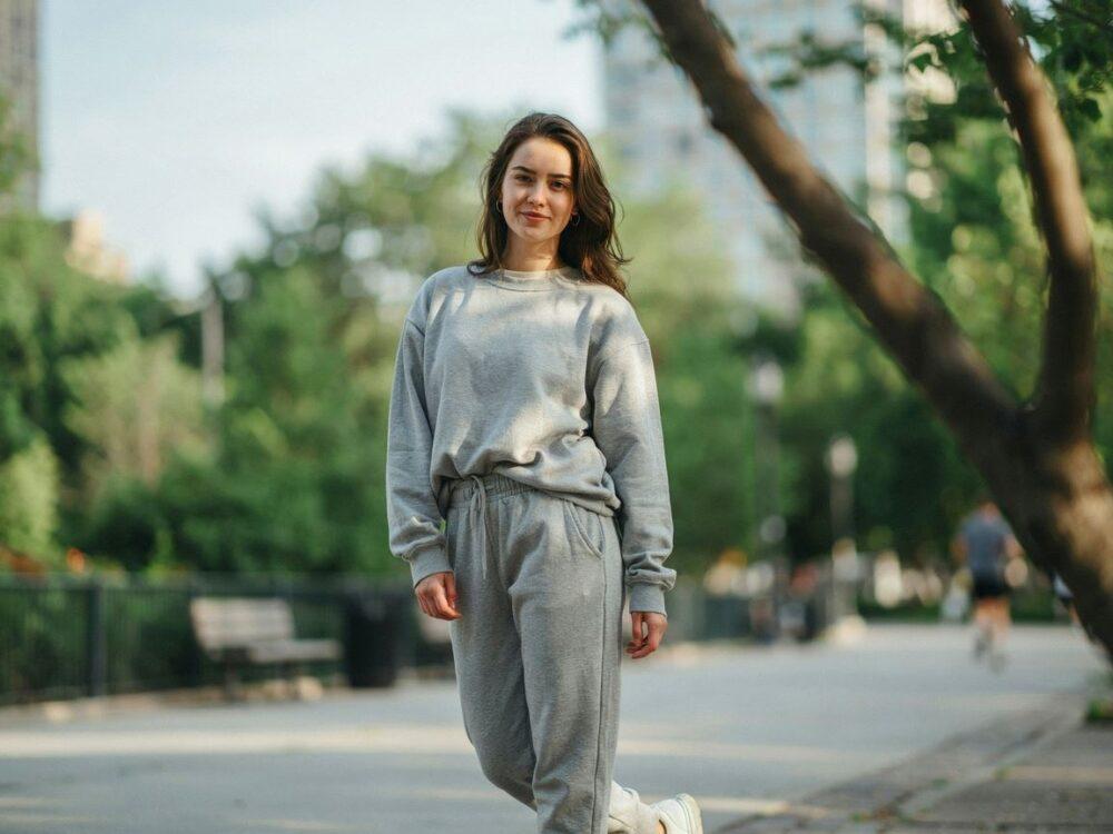 Szare dresy damskie oversize jak wybrać i stylizować na każdą okazję