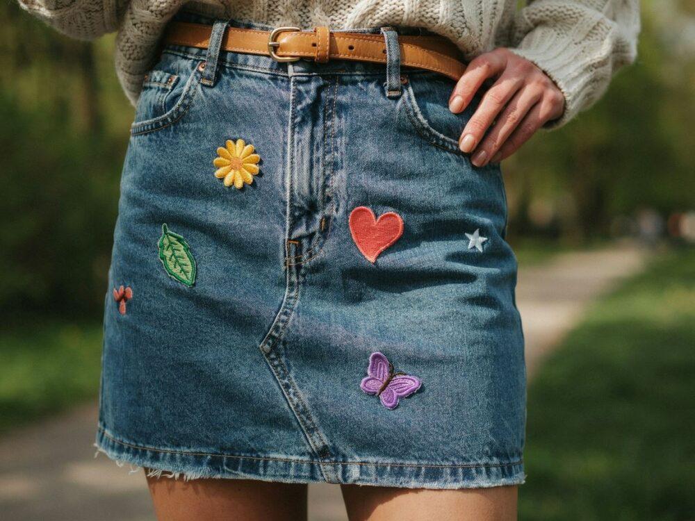 Spódnica jeansowa z naszywkami jak nosić i stylizować modny denim z charakterem