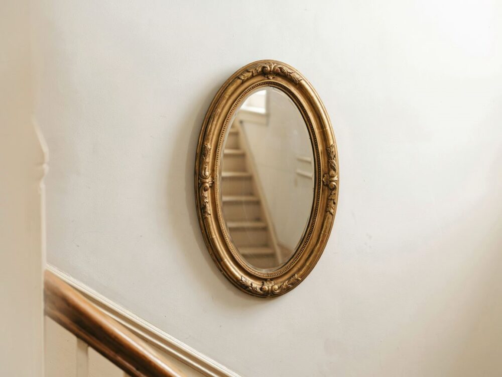 Lustro na schodach – praktyczny poradnik aranżacji, bezpieczeństwa i dekoracji wnętrz