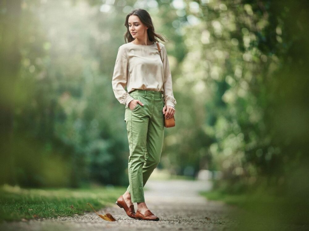modna bluzka do zielonych spodni