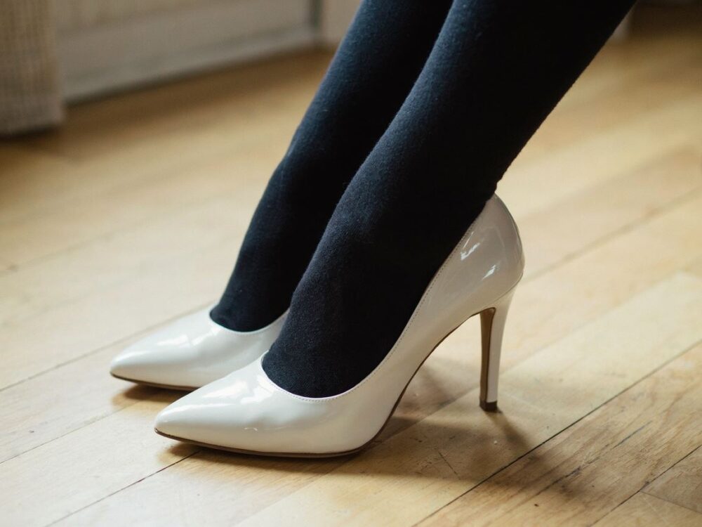 Jak stylowo nosić jasne buty do czarnych rajstop poradnik modowy 2026