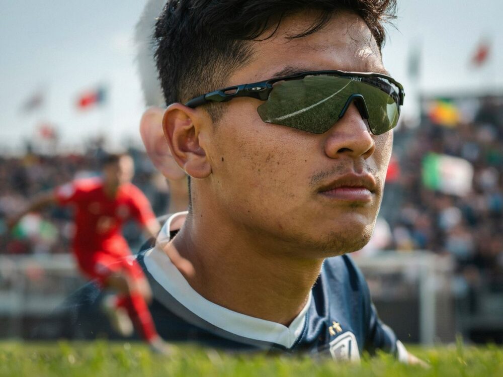 Okulary sportowe do piłki nożnej jak wybrać najlepsze modele na boisko