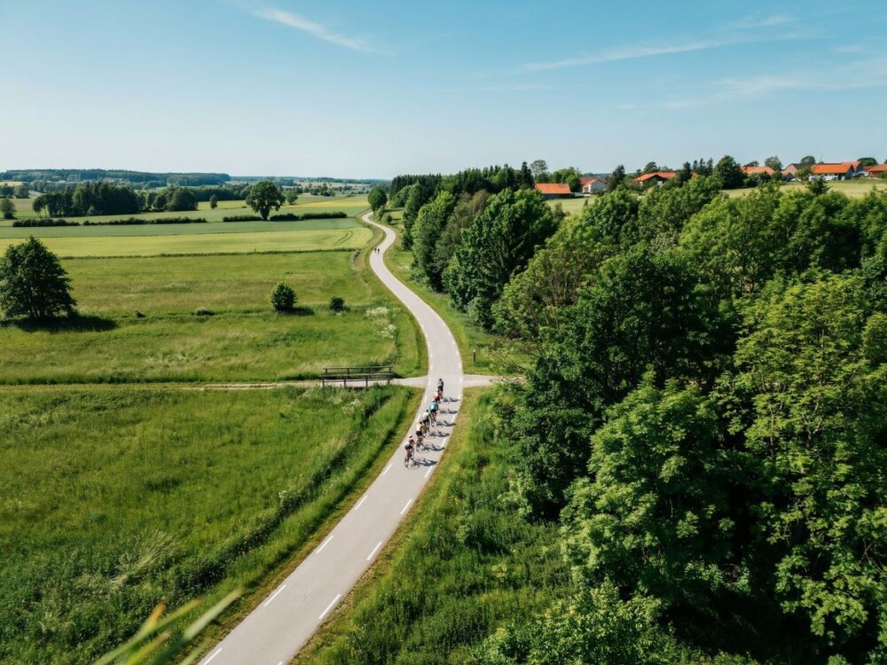 rowerzysta na żelaznej trasie