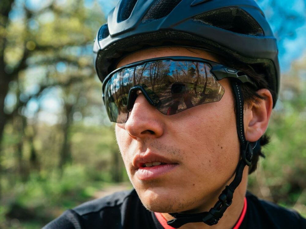 rowerzysta w okularach sportowych