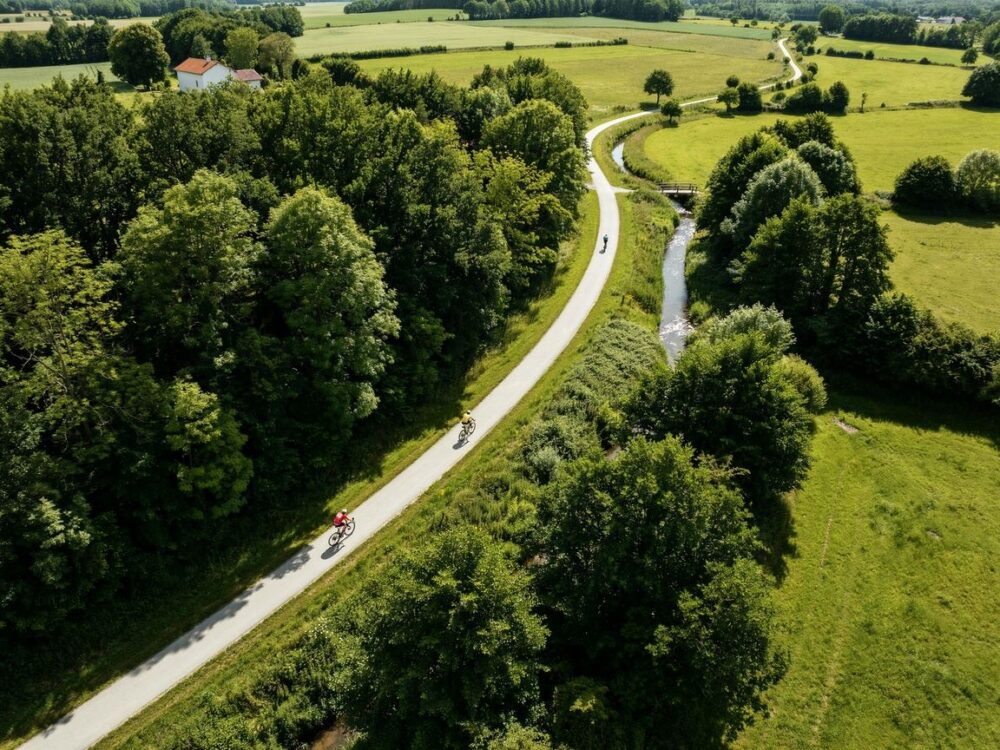 widok na krajobraz przy trasie